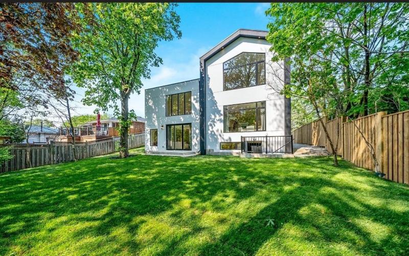 368 Maplewood Crescent